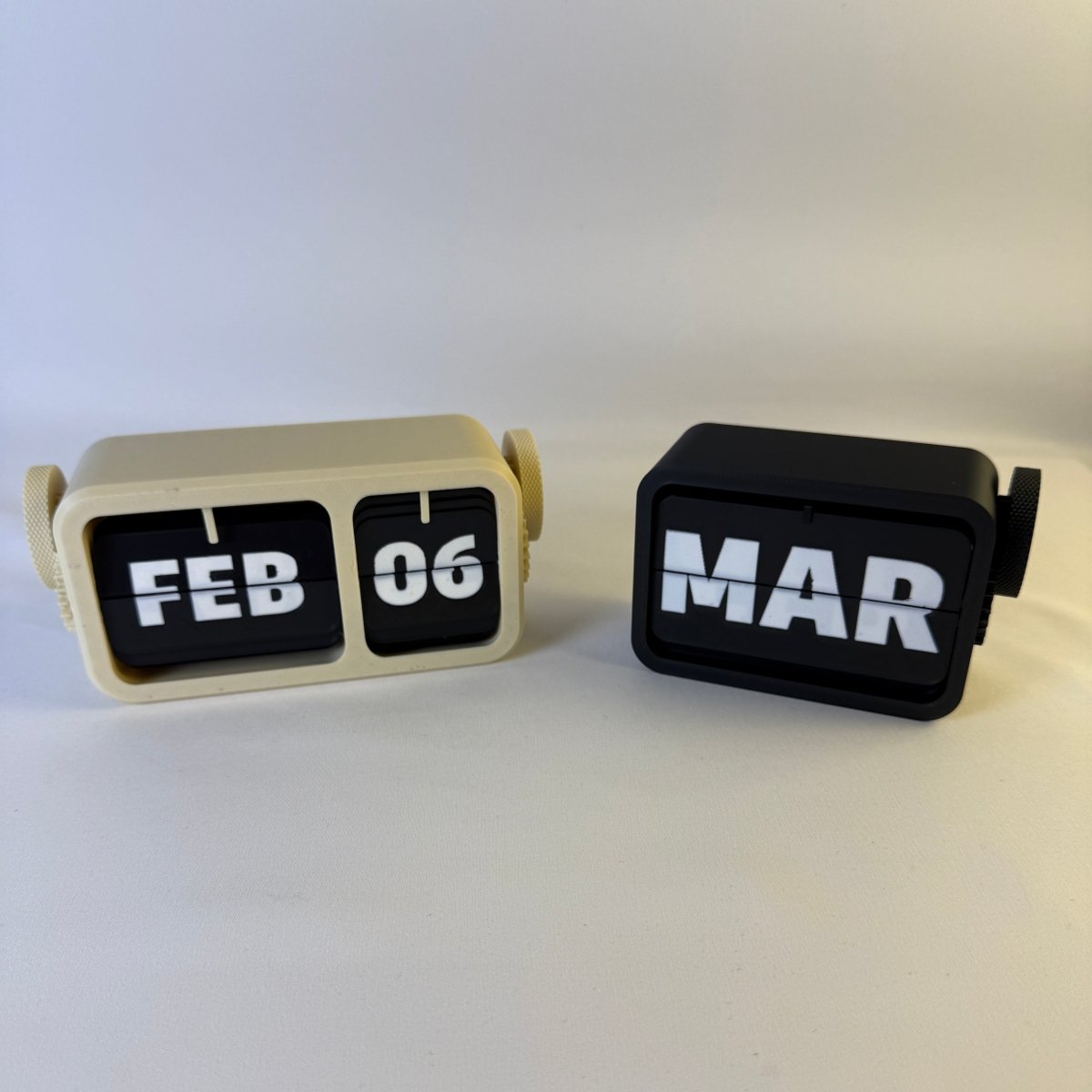 Flip Calendar Poliform Labs Month + Date